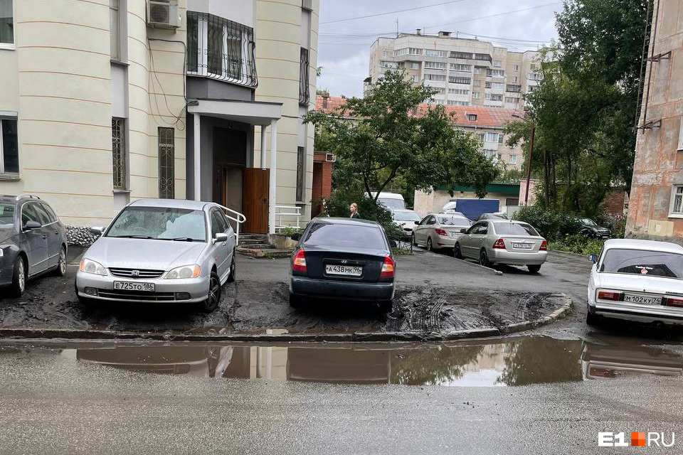 «Машины как ставили, так и ставят»: на Уралмаше водители превратили газоны в грязь