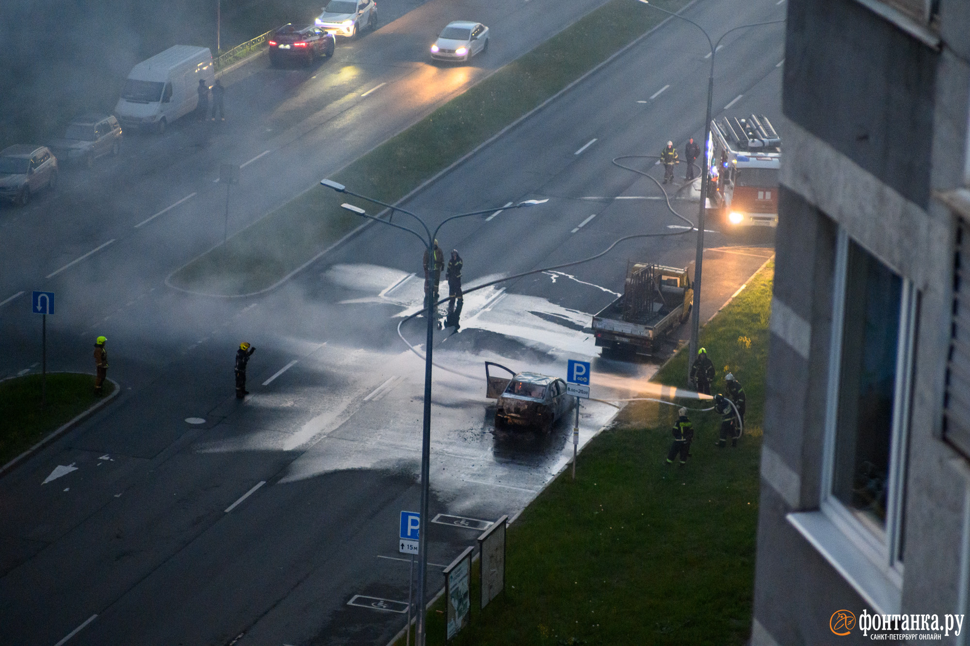 Ночь горящих машин: четыре автомобиля сгорели в разных районах Петербурга