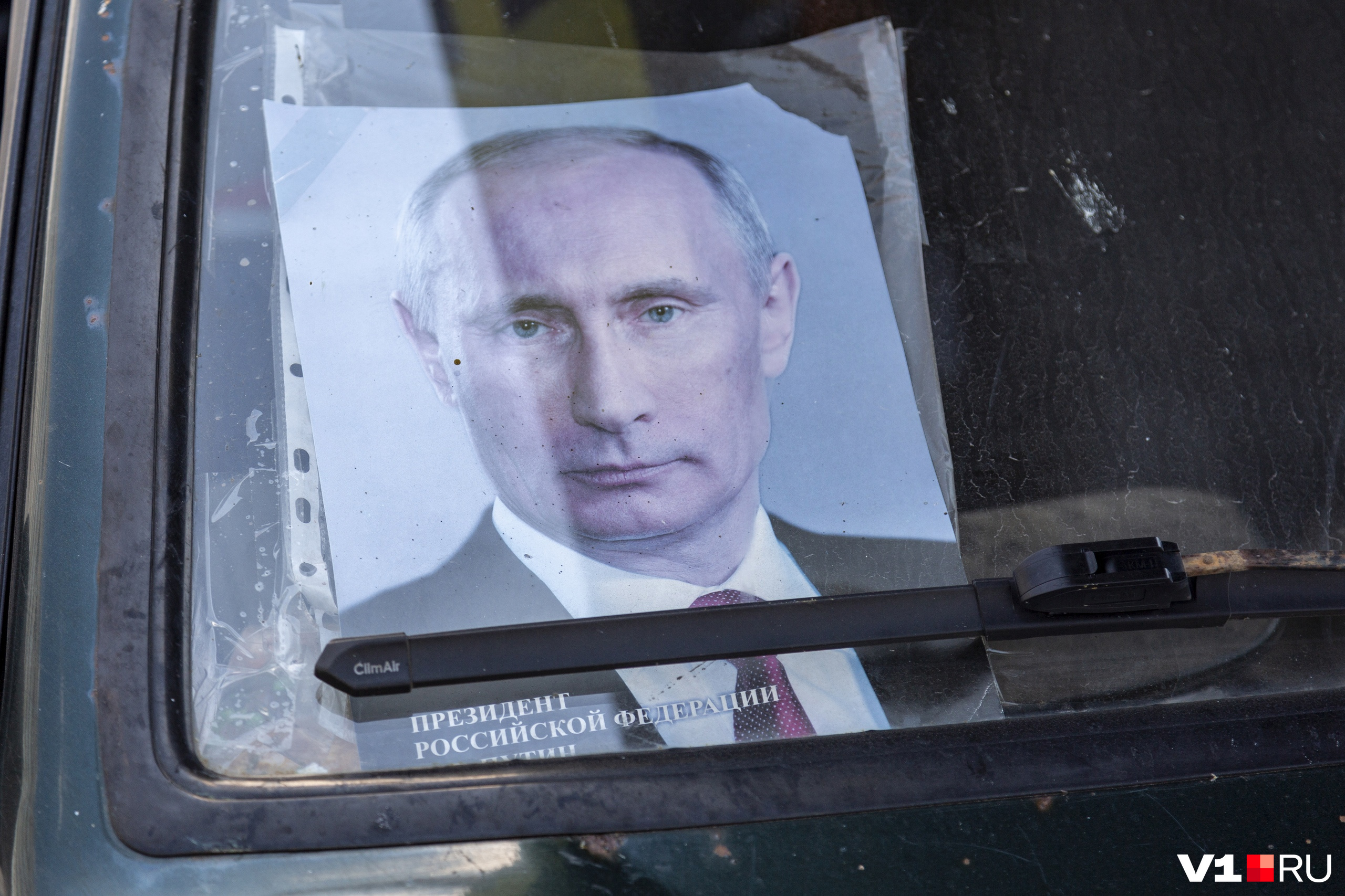 В дороге активиста сопровождает портрет Владимира Путина