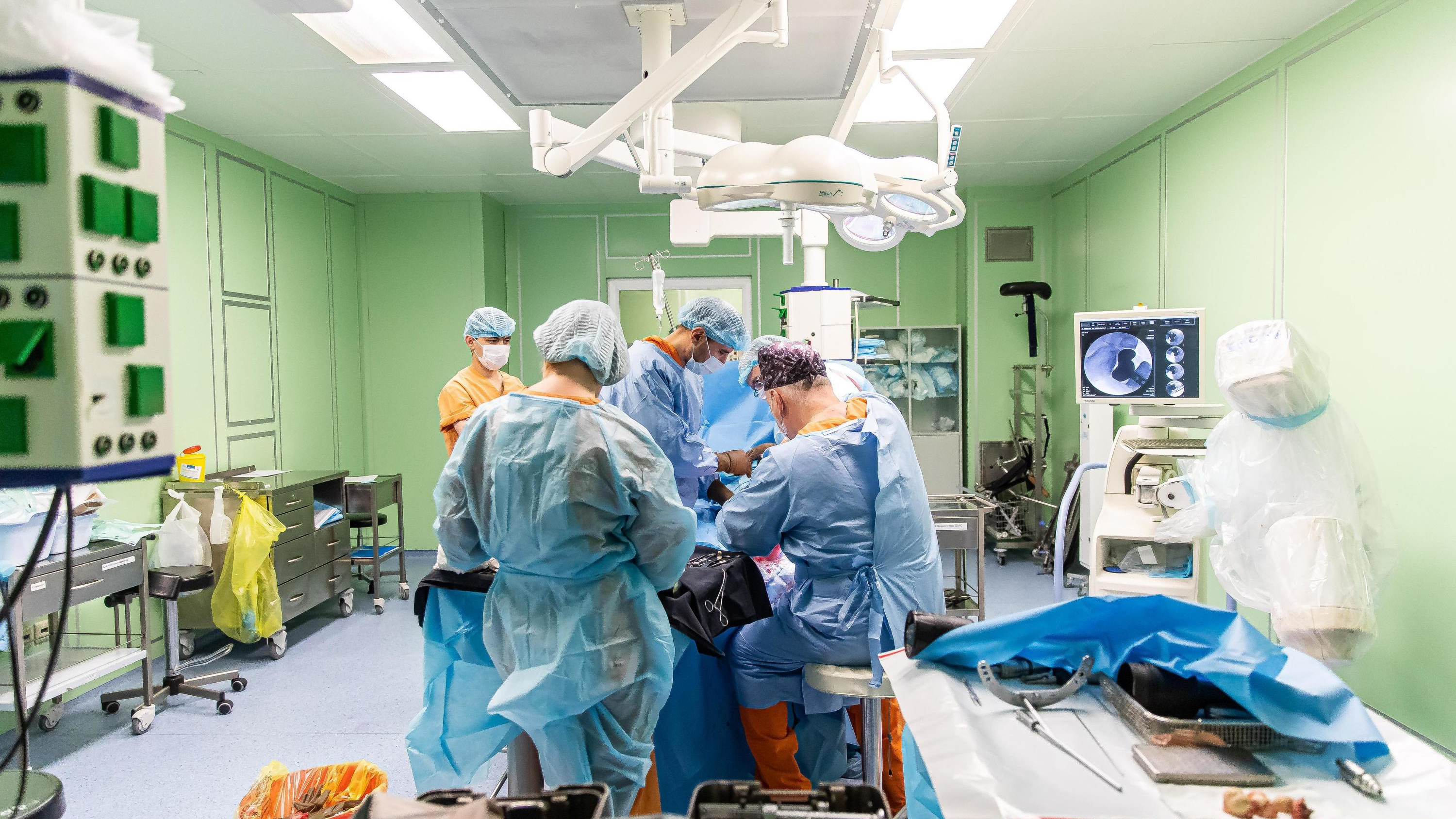 «Клиенты обещали постричься налысо»: новосибирские хирурги удалили крупную опухоль мозга у стилиста