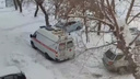 «Соседи лопаты вынесли»: челябинцы целый час откапывали застрявшую во дворе машину скорой помощи