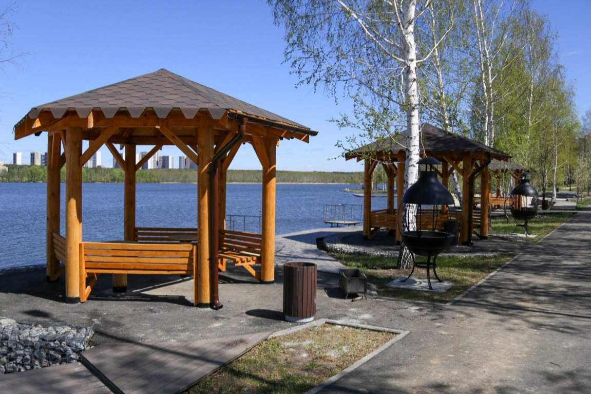 Беседки также построены у самой кромки воды Беседки также построены у самой кромки воды