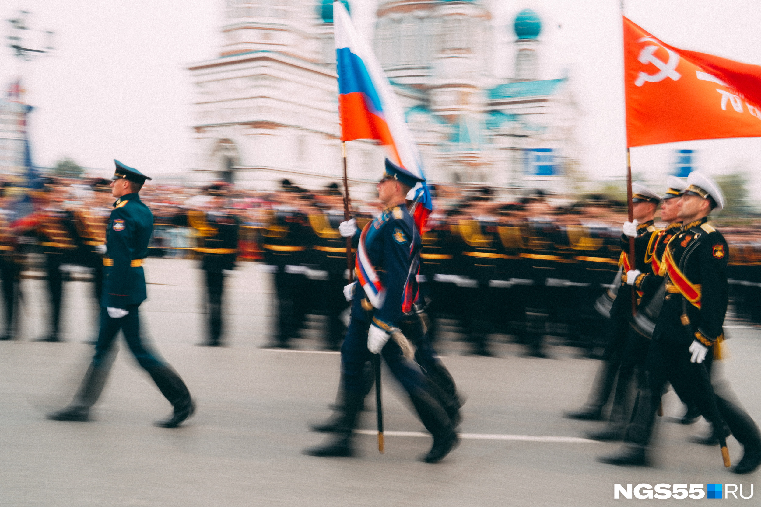 В какой-то момент на Соборной площади появились российский флаг и копия Знамени Победы