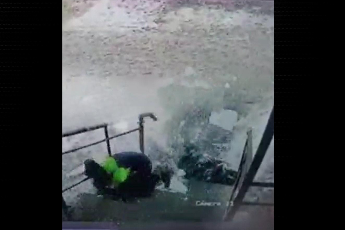 Появилось видео падения глыбы льда на двух школьников в Шахунье — очень страшные кадры
