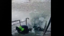 Появилось видео падения глыбы льда на двух школьников в Шахунье — очень страшные кадры