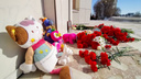Курганцы несут цветы и игрушки на Троицкую площадь