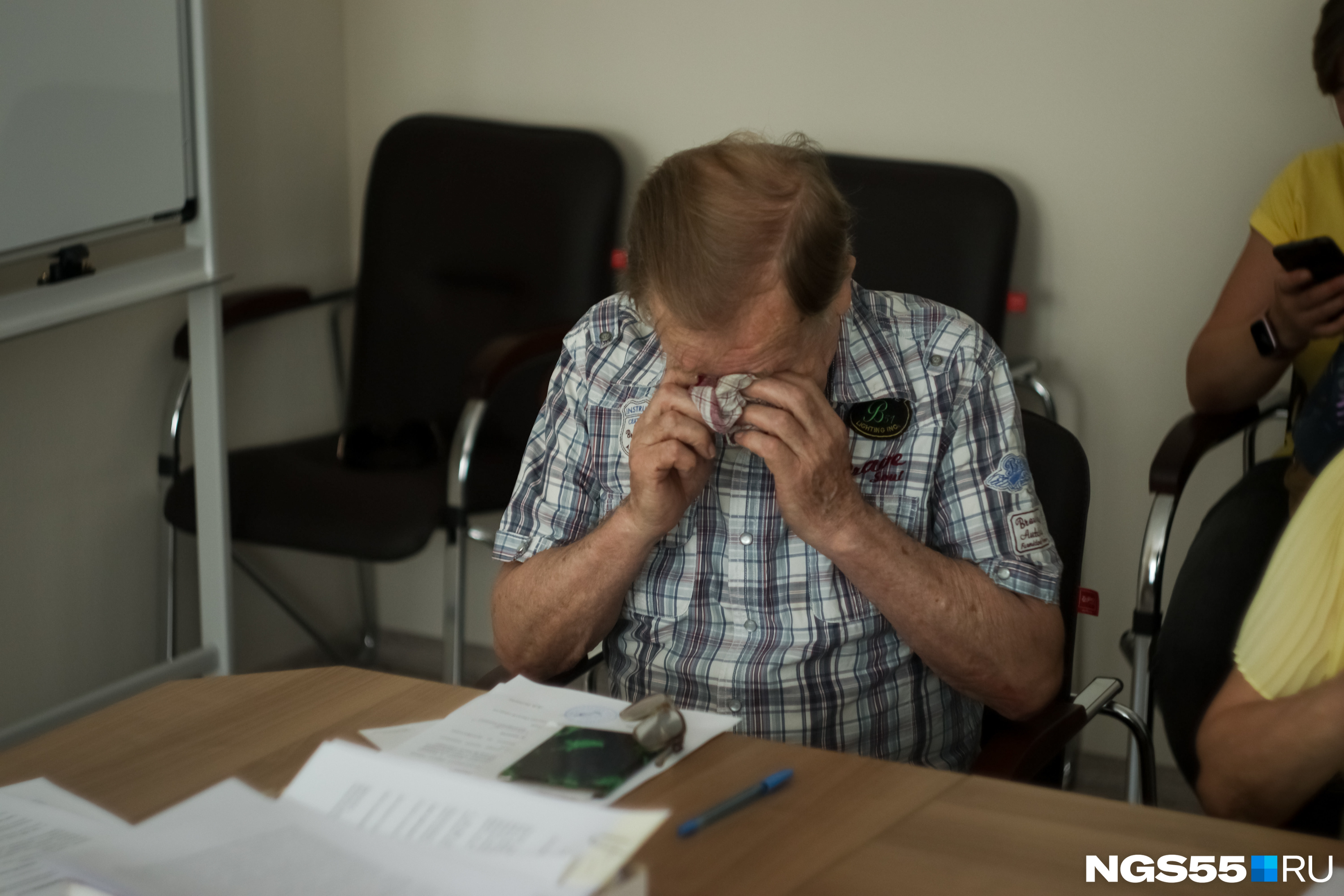 Пенсионер держался как мог, но всё-таки дал волю эмоциям