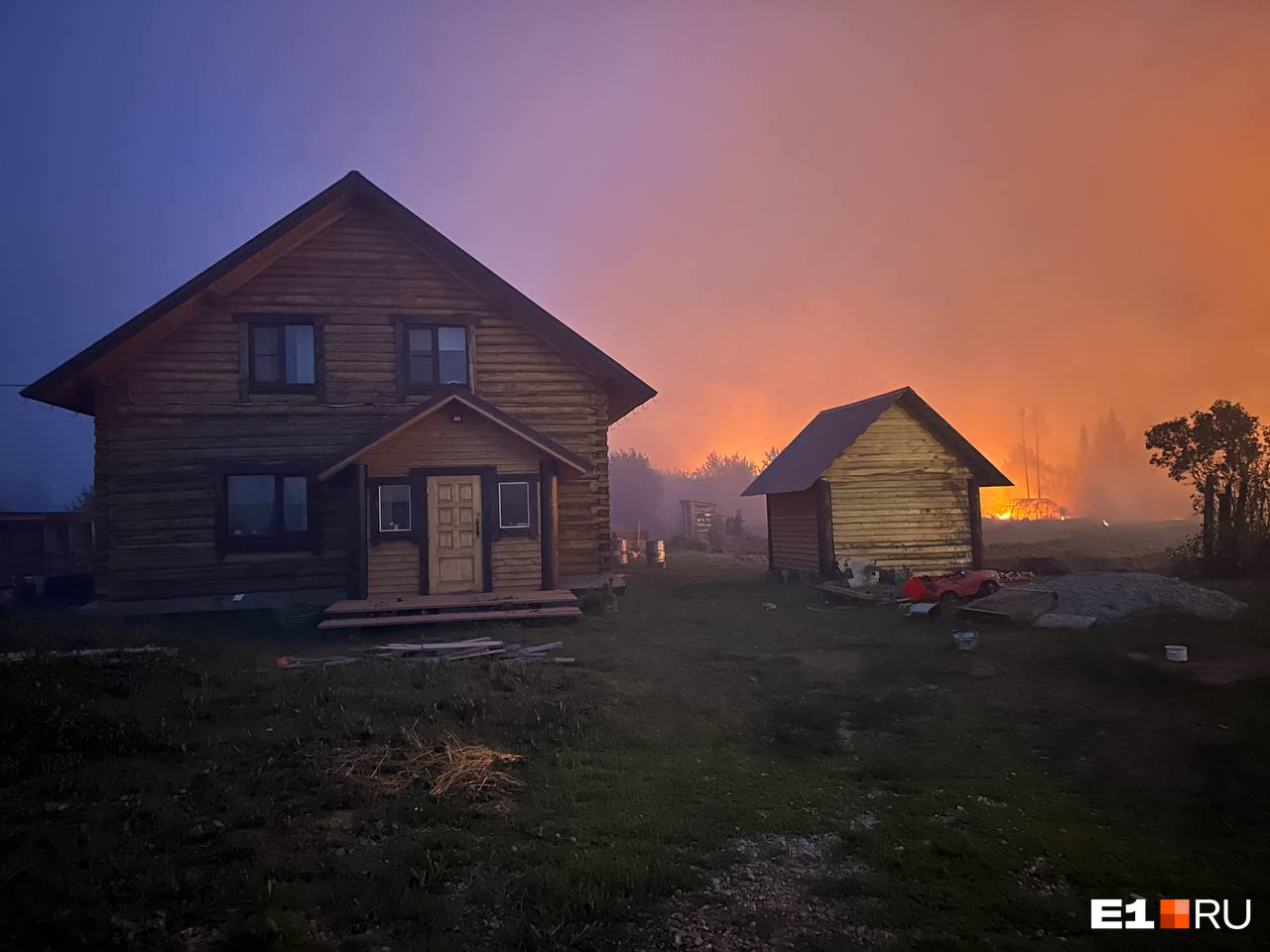 Кроваво-красное небо и полсотни полыхающих домов: что творится в уральском селе, где разразился пожар