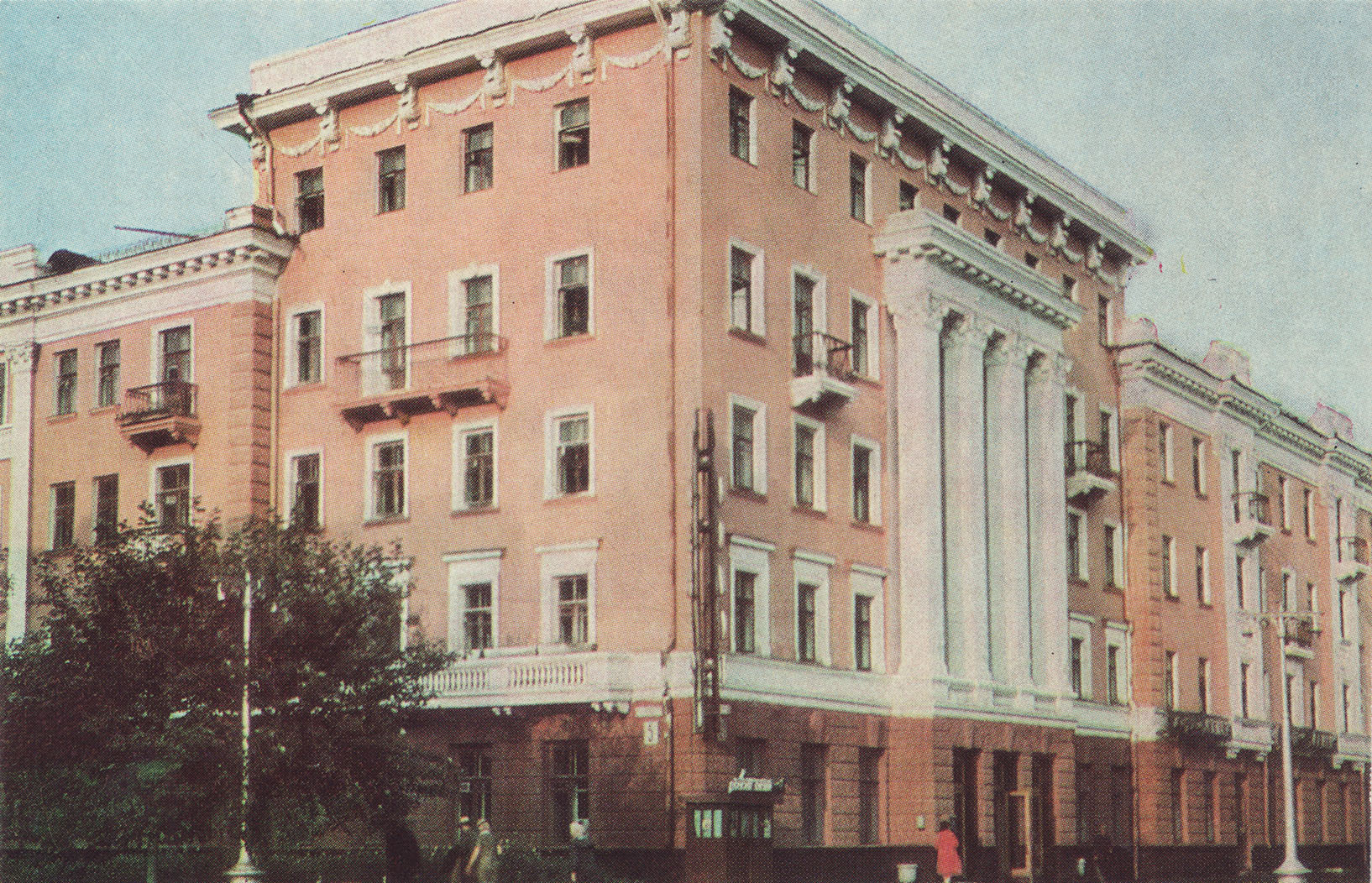 Гостиница «Север» на Ленина, 121. Здесь изменились только вывески и цвет фасада