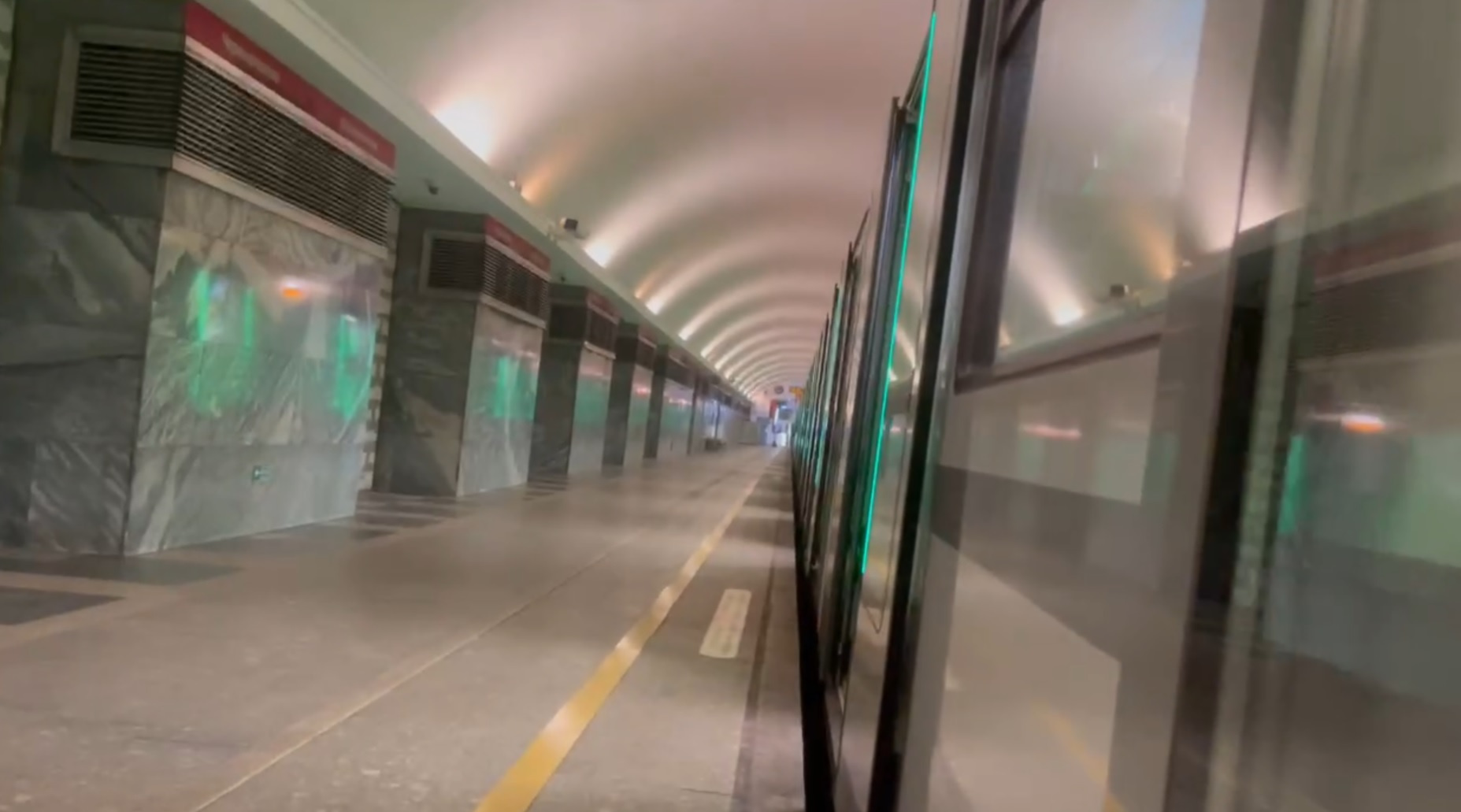 В петербургском метро машинист случайно высадил пассажиров на закрытой станции
