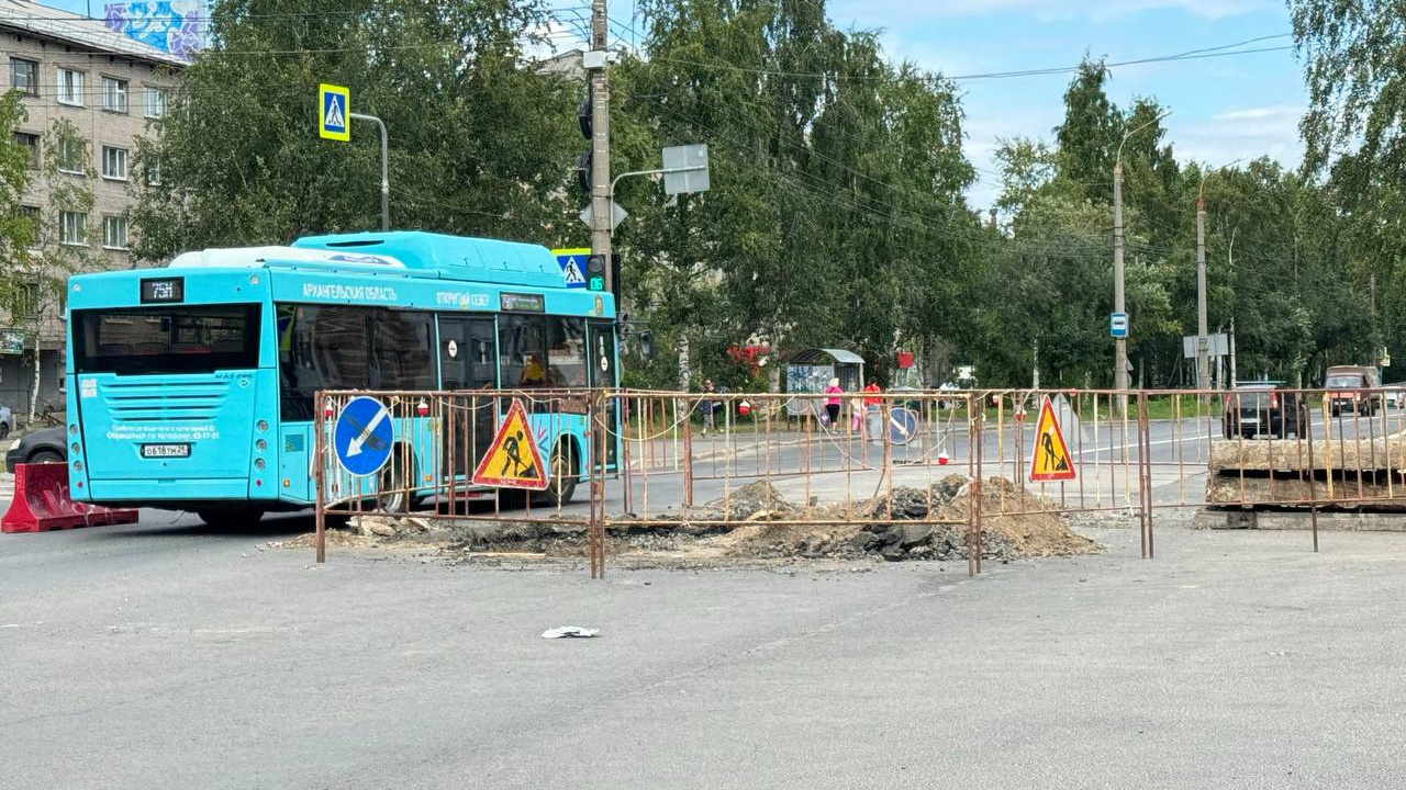 В Архангельске снова ремонтируют сети на перекрестке Логинова и Обводного: когда закончат работы