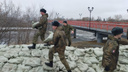 «Вода придет волной»: в Кургане укрепляют дамбу у Кировского моста