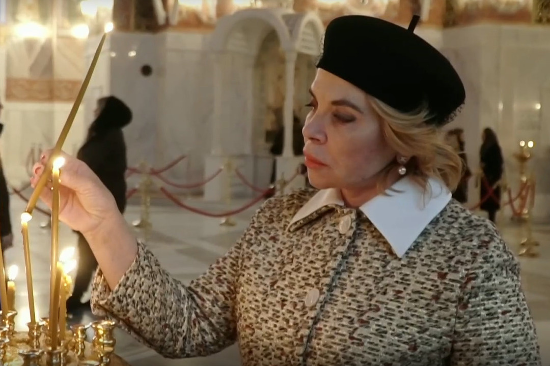Депутат в серьгах в форме логотипа Coco Chanel ставит свечу в соборе Александра Невского