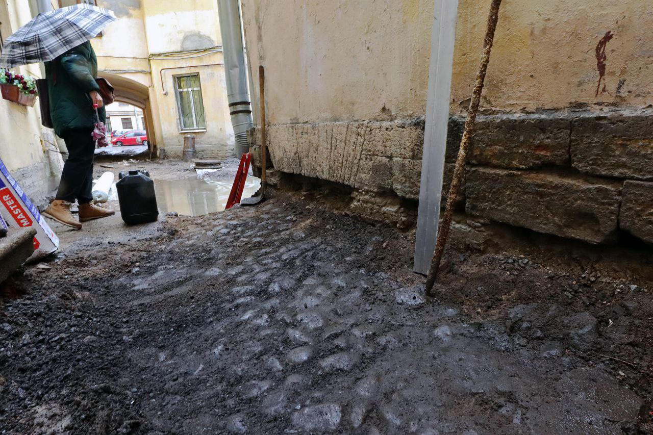 В центре Петербурга под асфальтом обнаружили булыжную мостовую. И уничтожили ее