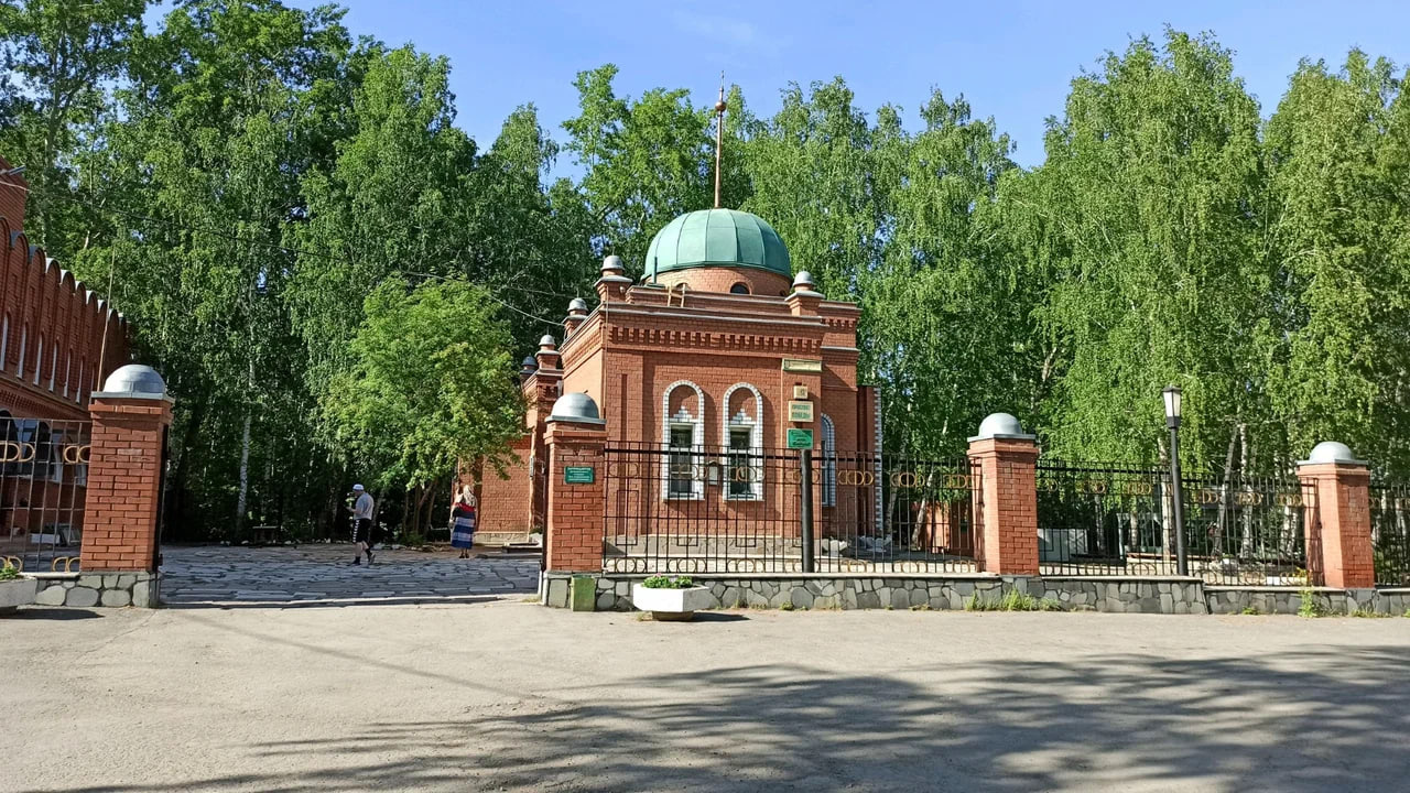 Возле кладбища есть мечеть Возле кладбища есть мечеть