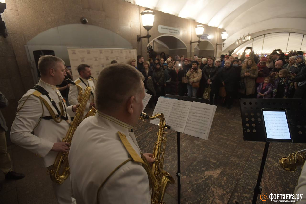 «Картинки с выставки» спустились под землю: в петербургском метро прошел концерт
