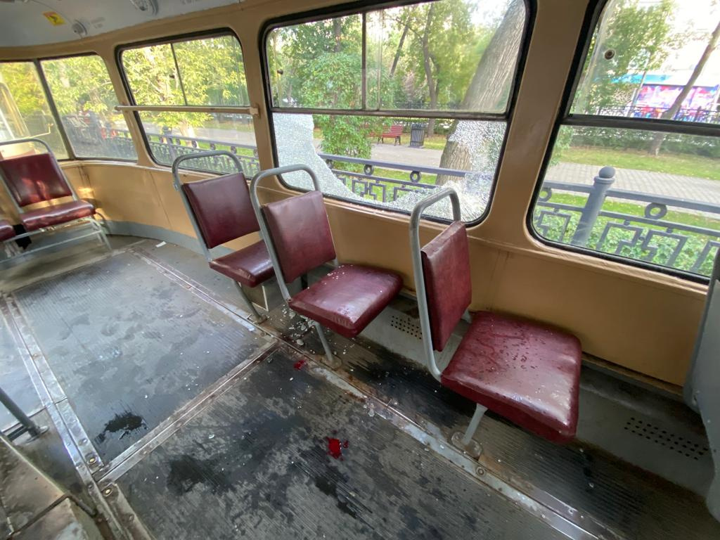 Осколки стекла и кровь на полу. В Екатеринбурге из-за драки пассажиров встали трамваи