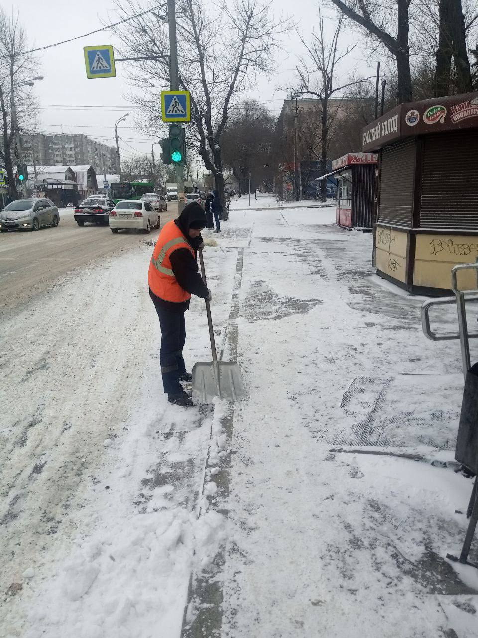 Экстренные службы Иркутска устраняют последствия снегопада