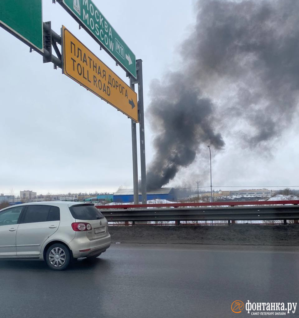 Черный дым валит от ангара возле КАД. Пожар тушат семь машин | 22.02.2024 |  Санкт-Петербург - БезФормата