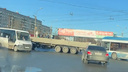 Троллейбус и грузовик столкнулись на Гусинобродском шоссе — видео ДТП