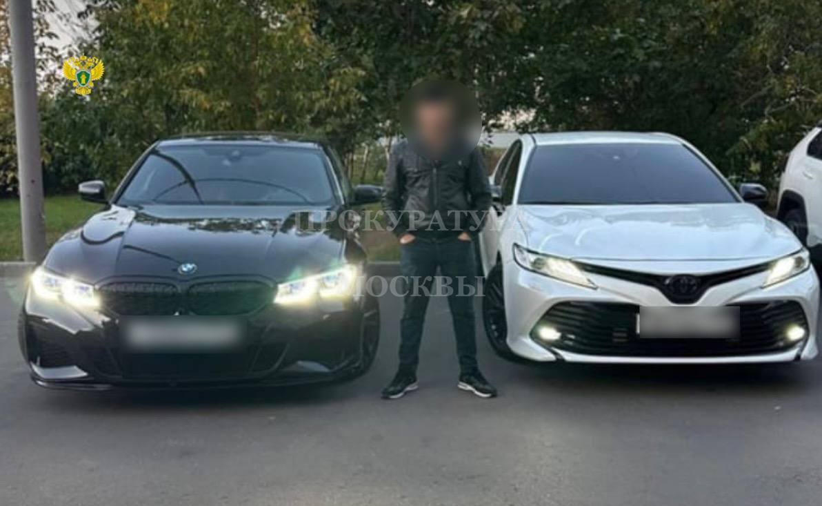 После убийства сделавшего замечание из-за парковки москвича в СК доставили отца и друга подозреваемого. Сбежавшего мужчину ищут с помощью системы распознавания лиц