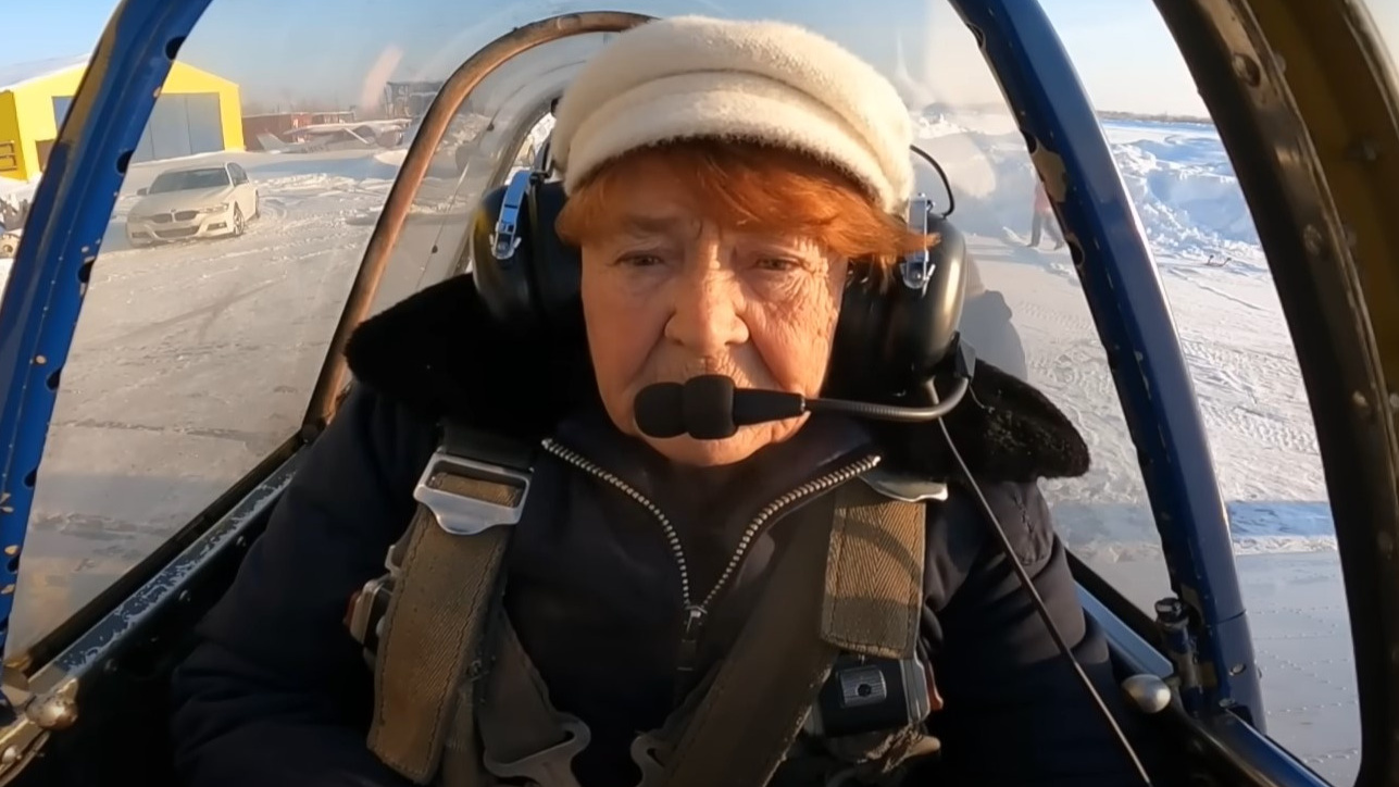 От винта! 82-летняя чемпионка мира спустя <nobr class="_">40 лет</nobr> полетала на самолете над Югрой