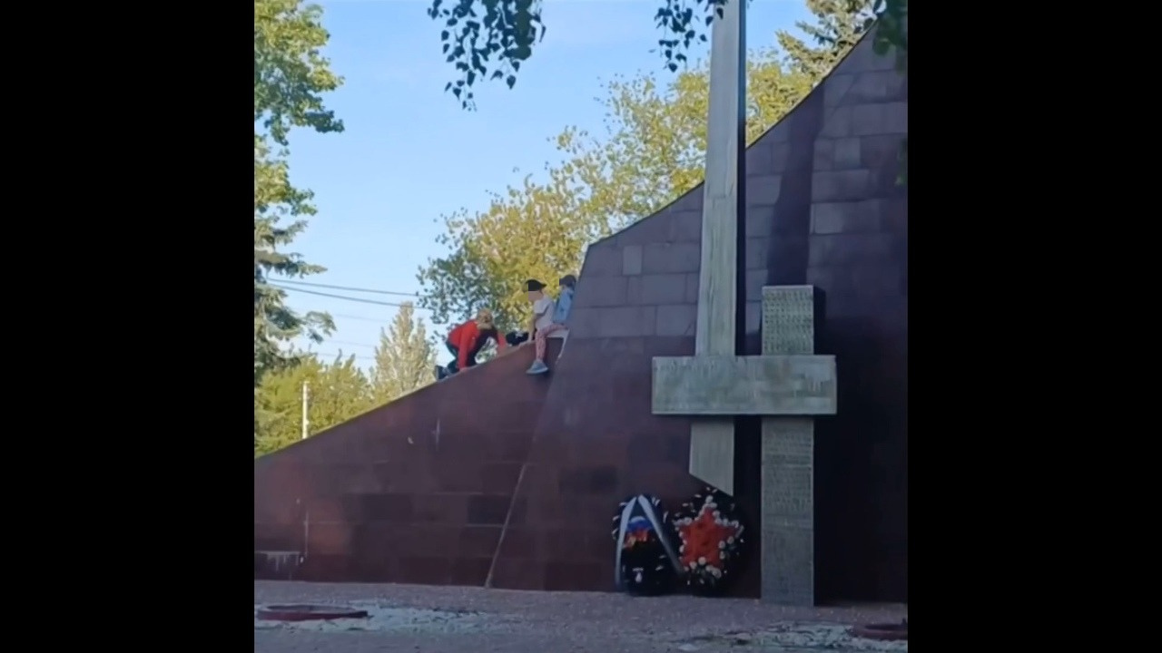 Жители Заволжья пожаловались на детей, которые лазили по памятнику возле Вечного огня