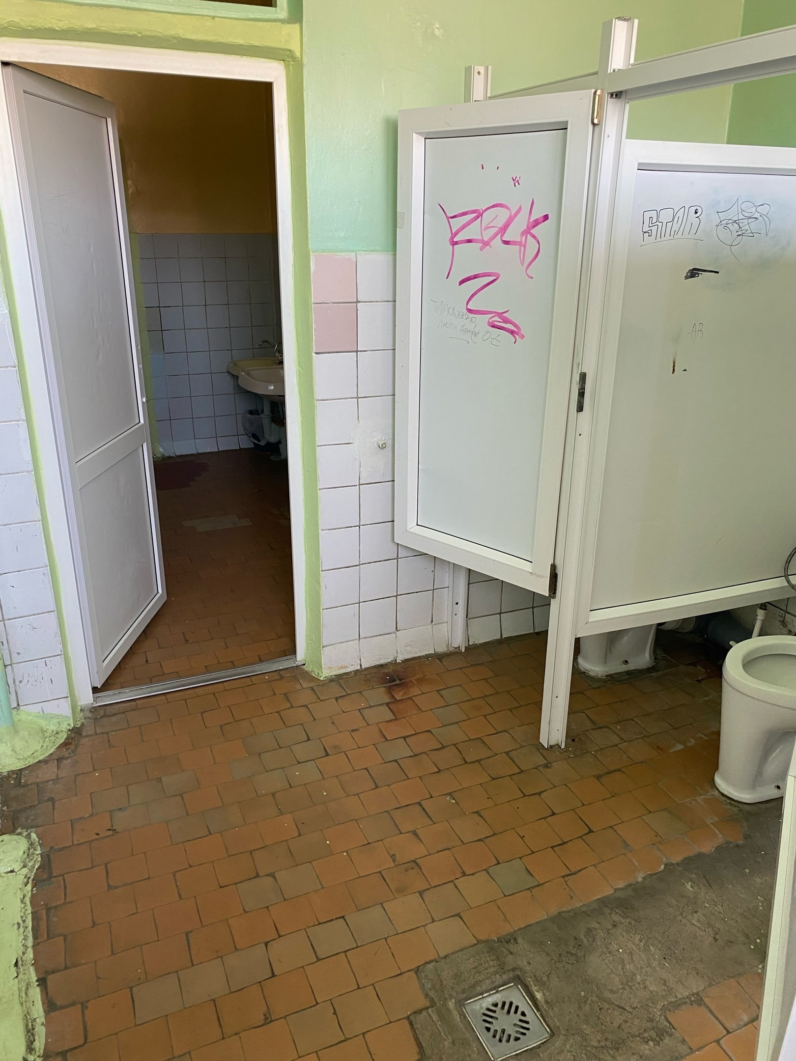 Старшеклассницы обнаружили камеру в женском туалете. В школе заверяют, что это муляж