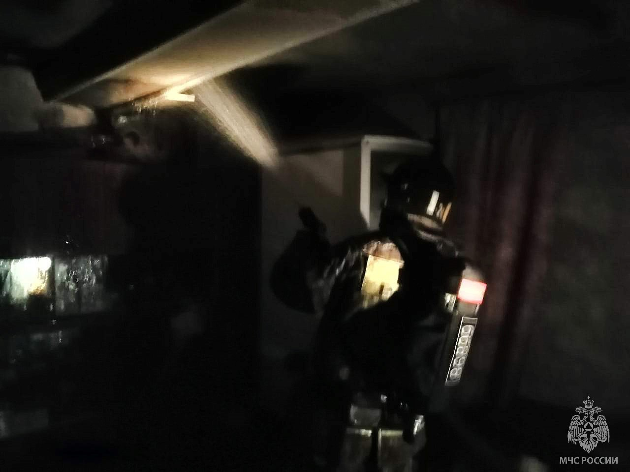 отражение в окне. подруга пьяная ночь. перекрёсток зимой ночью. аниме одиночество. мужчина у окна.