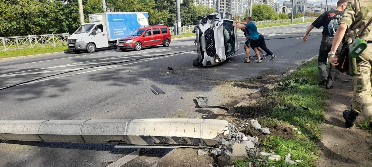 Каршеринг свалил бетонный столб на Петергофское шоссе и перевернулся