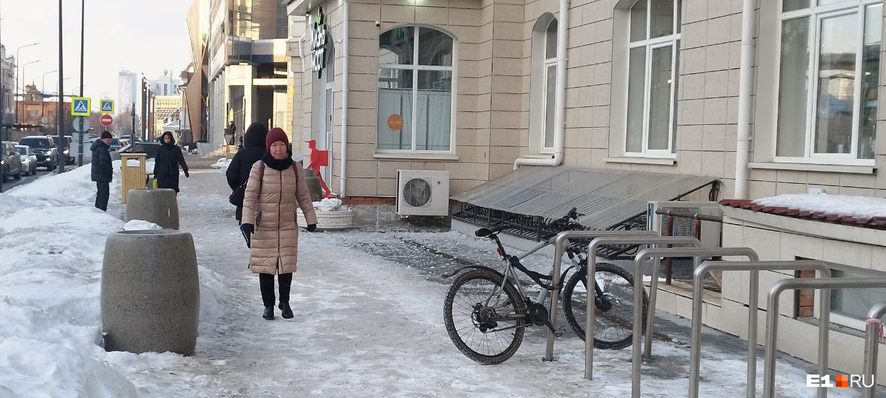 В Екатеринбурге с крыши элитного дома у штаб-квартиры РМК бросали лед прямо на тротуар, где шли прохожие