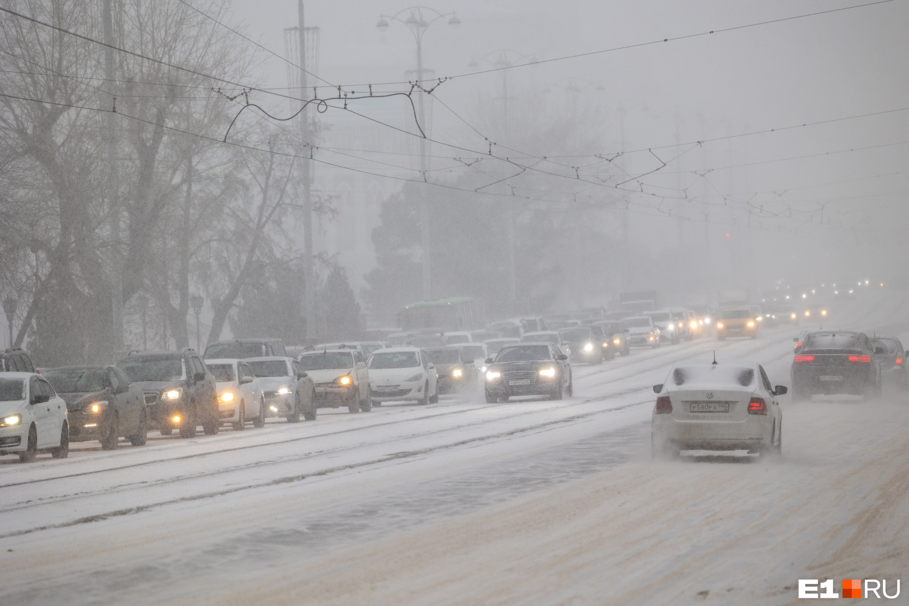 Екатеринбург встал в 10-балльные пробки после мощного снегопада