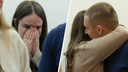 Слезы и объятия: эмоции близких после объявления приговора экс-гаишникам из Северодвинска