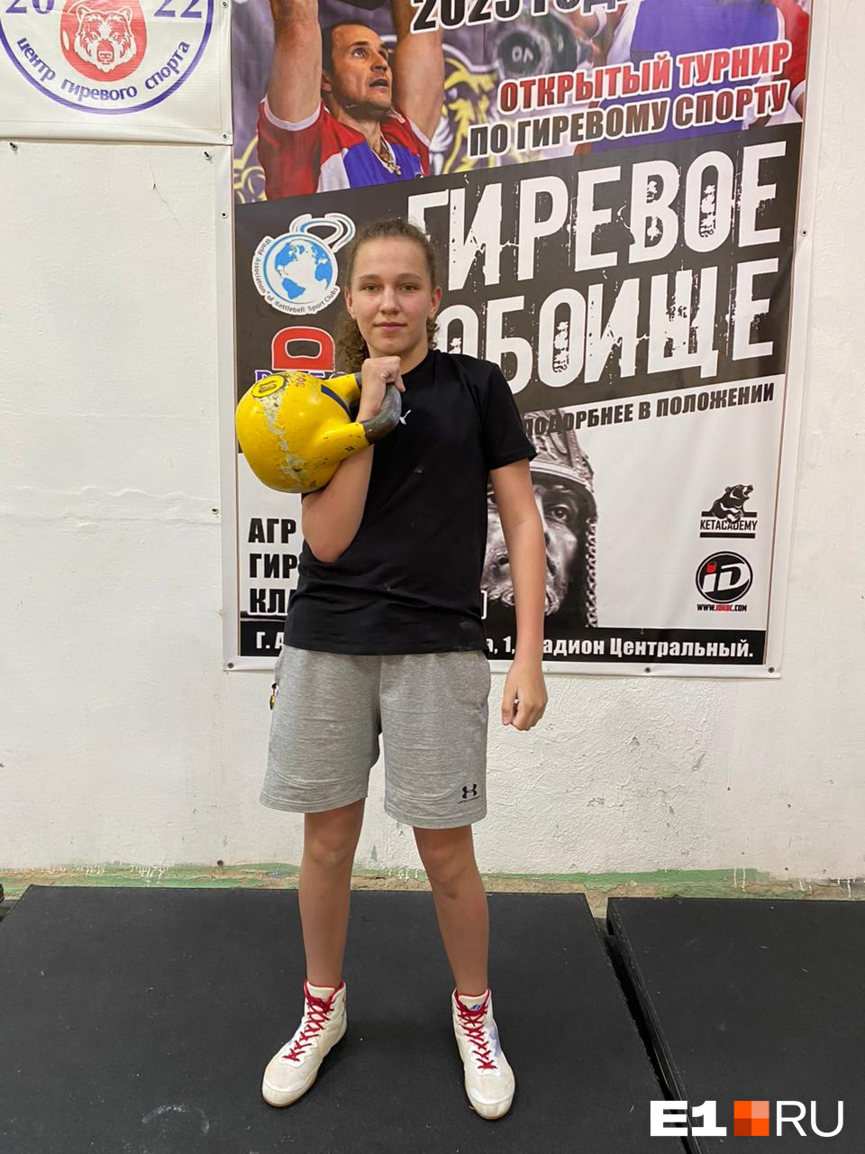 Уральская девочка-силачка установила новый мировой рекорд, подняв гирю 2222 раза! Видео