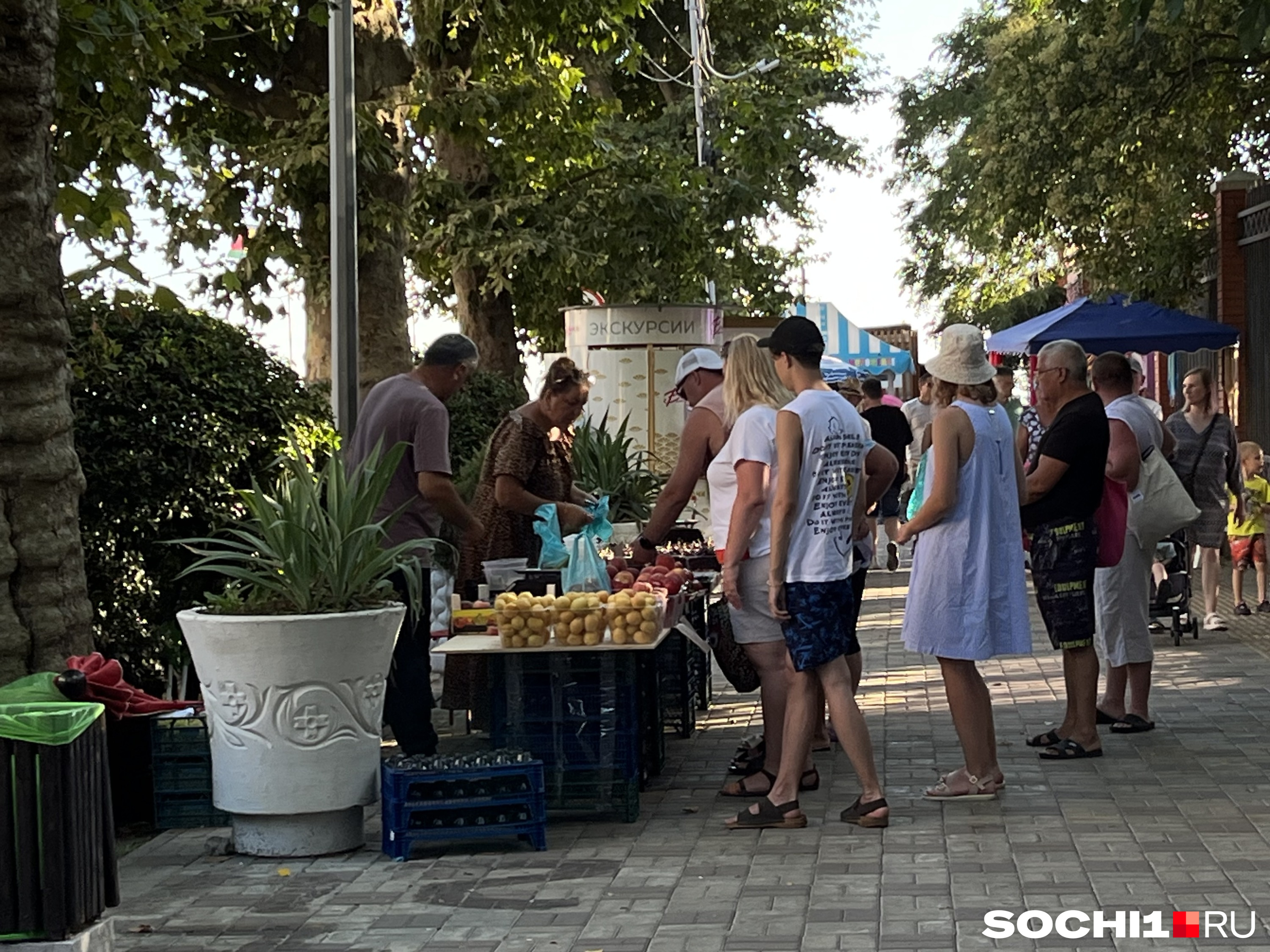Туристы в Сочи всё время что-то едят