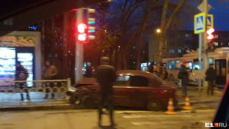 «Там жесть». В Екатеринбурге автомобиль отбросило прямо на пешехода