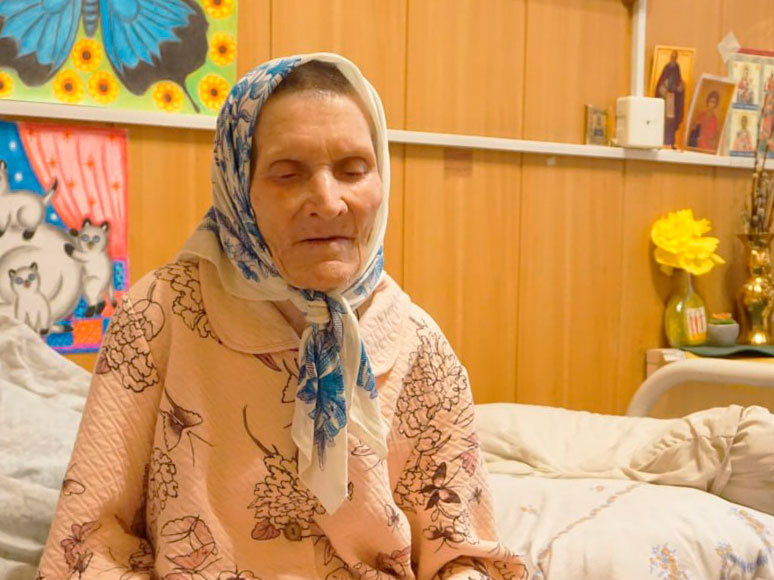 «Домой-то когда?» Петербургская православная община организует перелёт 84-летней бездомной на родину, в Молдову