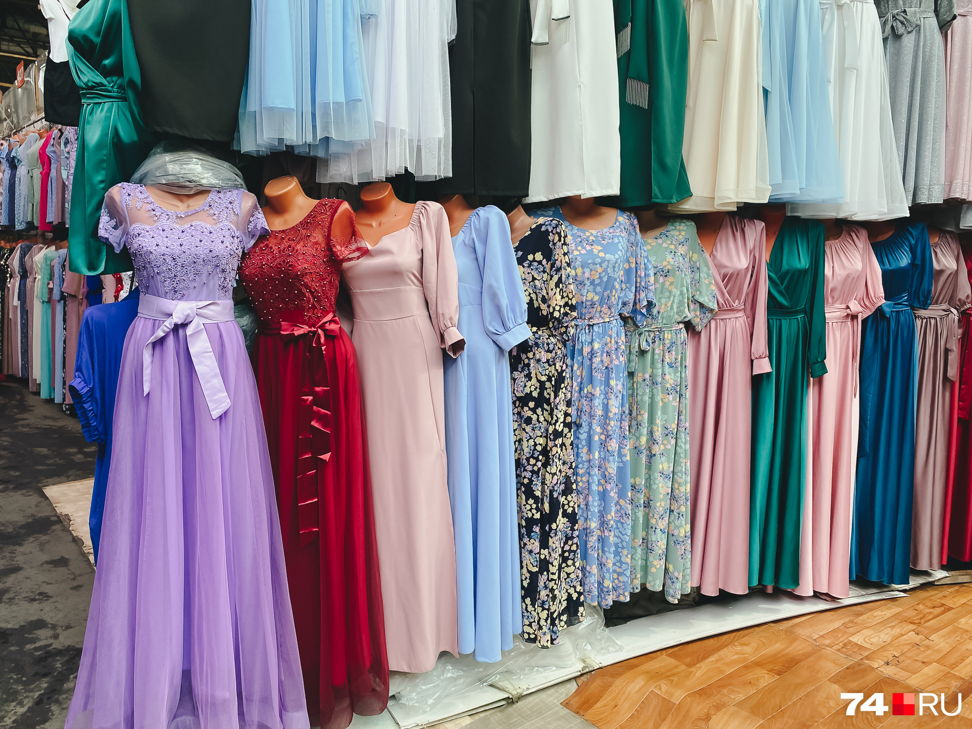 Эти платья продавцы готовы отдать за 2 тысячи 500 рублей. Но стилист считает, что в них выпускницы будут выглядеть как «барыни-сударыни»