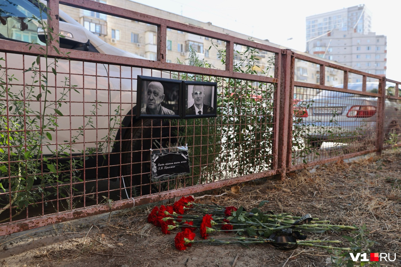 «Флаг уже успели снять»: в Волгограде открыт стихийный мемориал в память об Евгении Пригожине