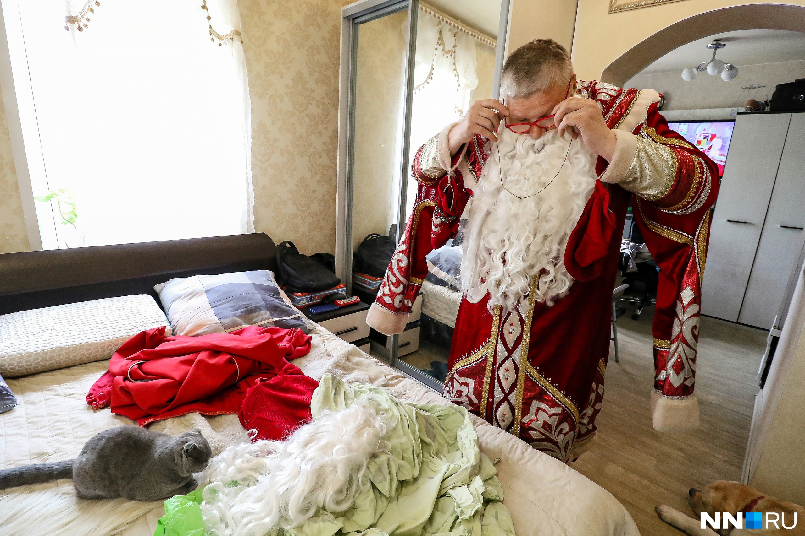 Несмотря на то что сейчас лето, Алексей облачился для нас в одеяние Деда Мороза