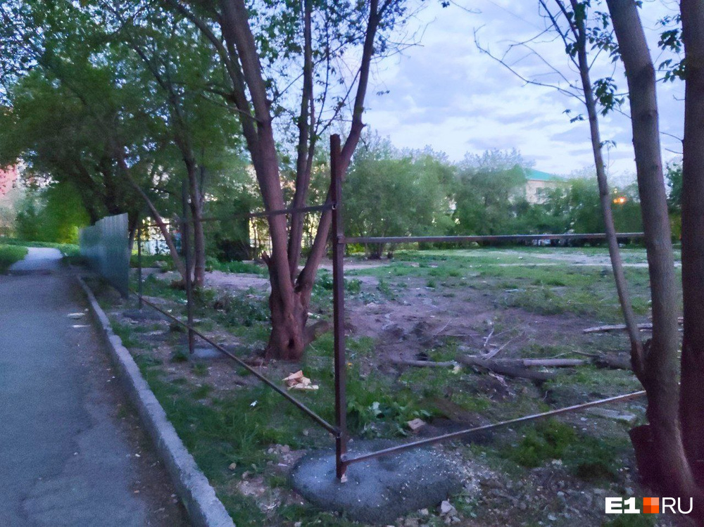 В центре Екатеринбурга сквер обнесли забором. Что там хотят построить?
