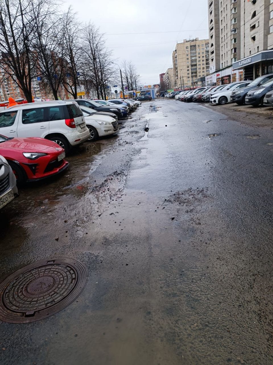 Фото: Локализовано вытекание воды на проспекте Энгельса в Петербурге - 7  марта 2024 - ФОНТАНКА.ру