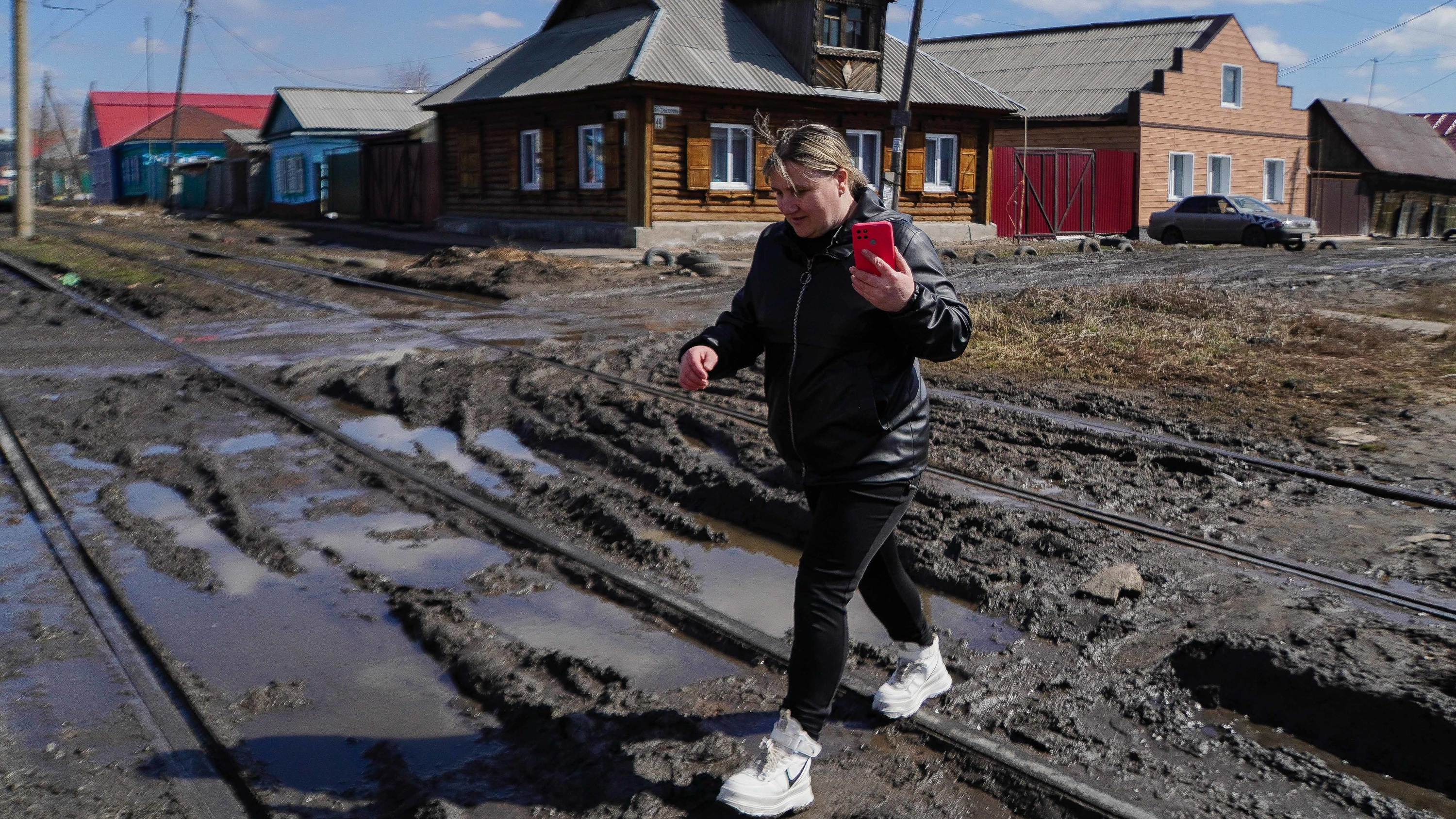 «Спасаемся сапогами и галошами»: как частник в центре Омска тонет в грязи — репортаж