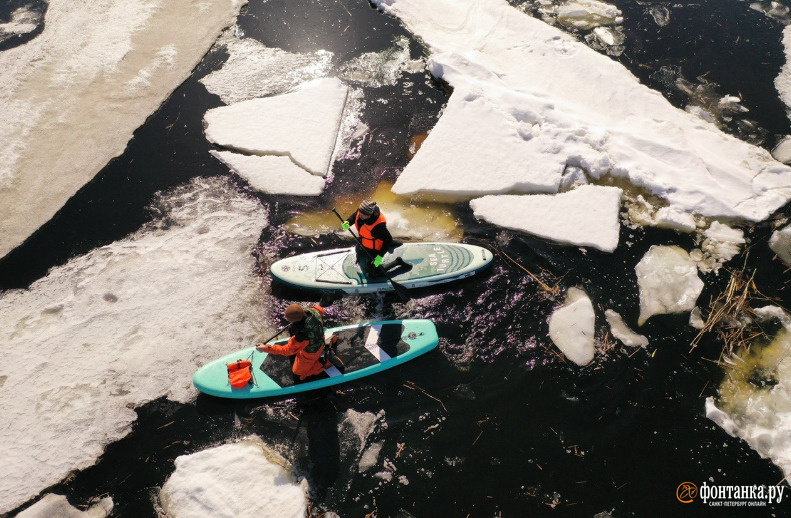 Сап на льдине — такое возможно. Открытие сезона в заливе крупным планом