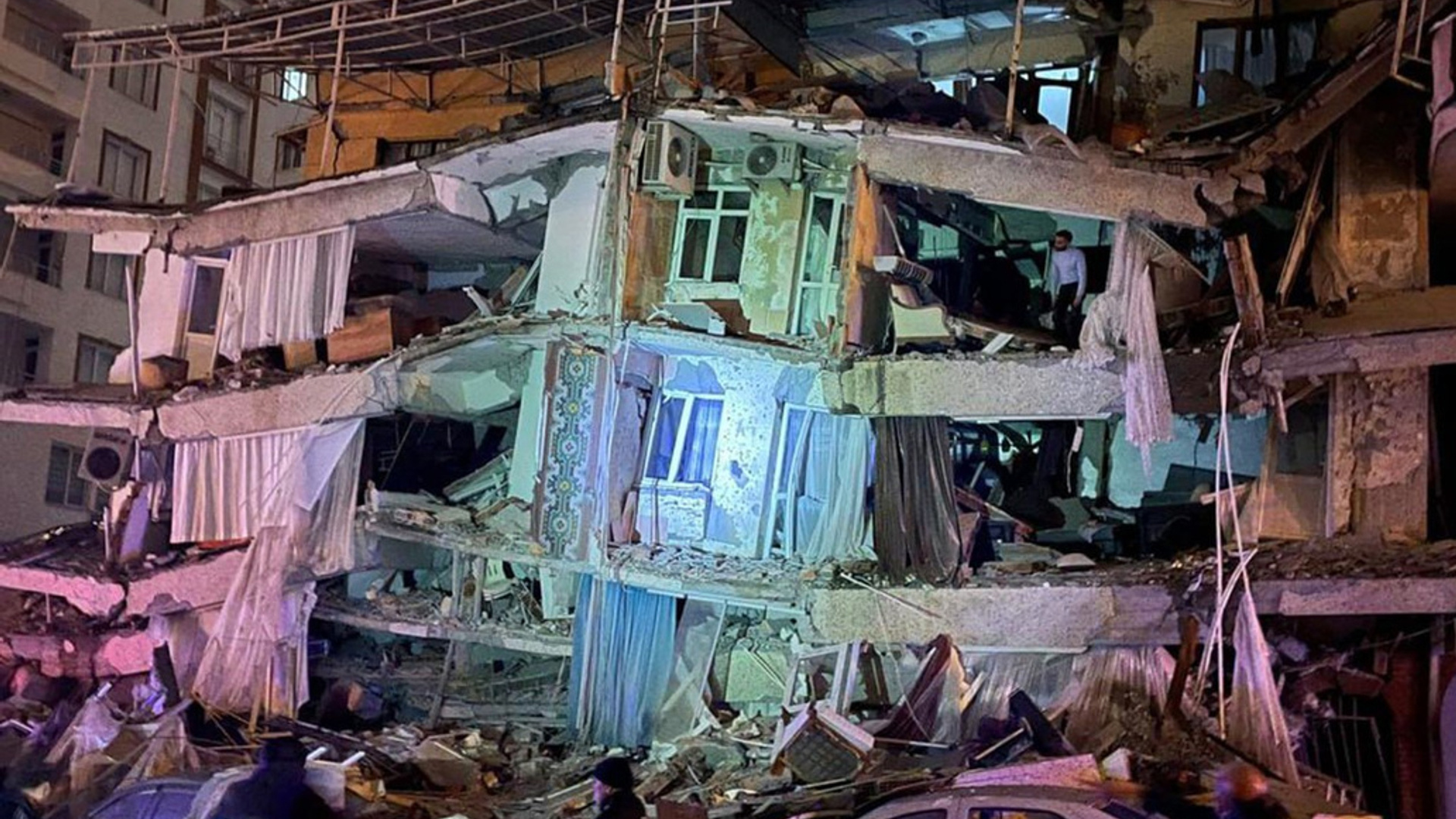 Многие люди пропали без вести после землетрясения