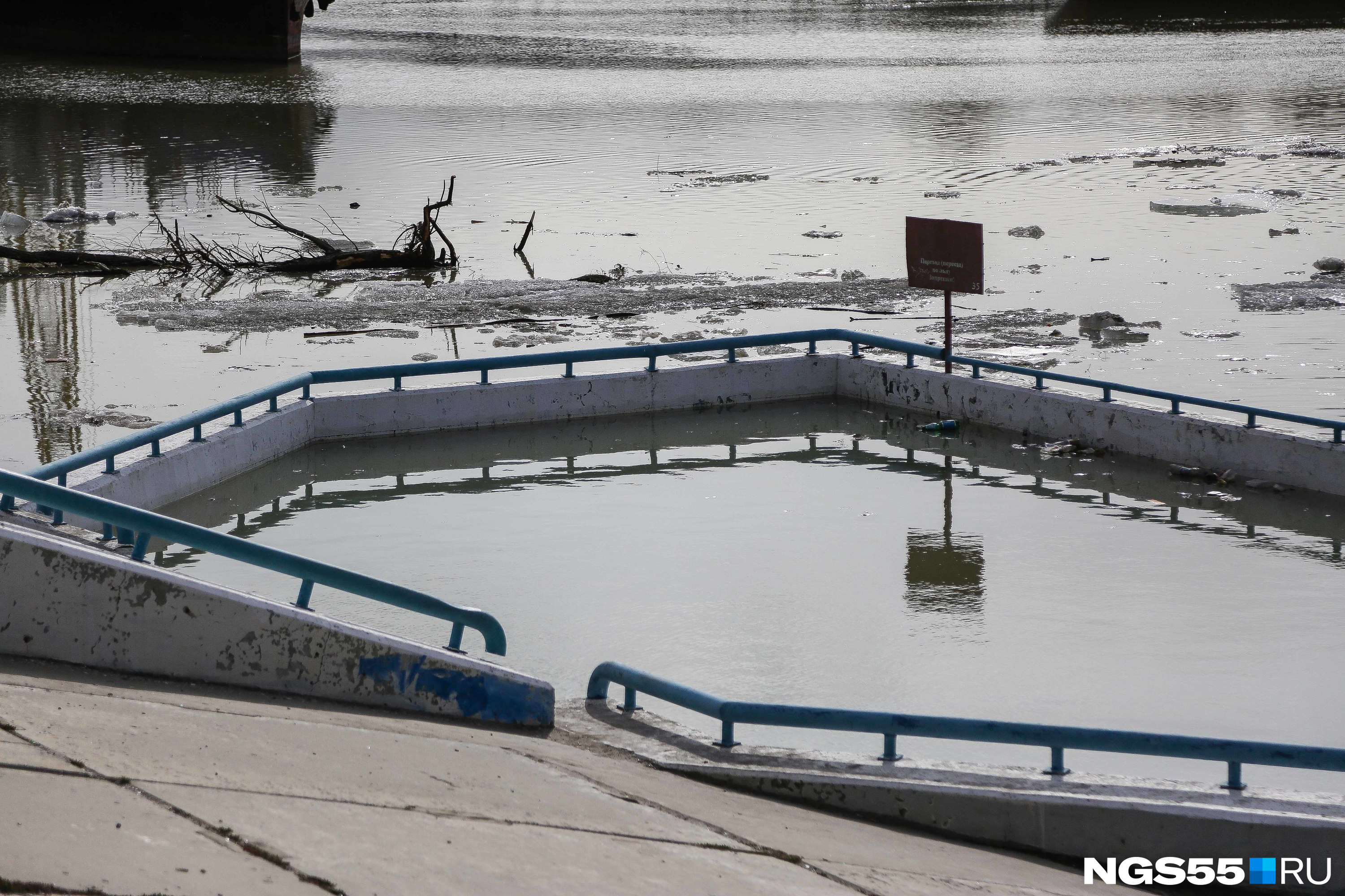 В Омске затопило Иртышскую набережную: фоторепортаж
