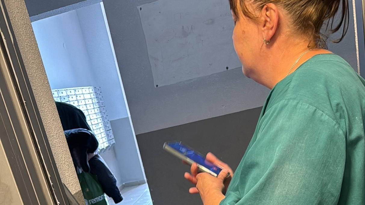 В Волгограде уборщица не впустила женщину домой из-за мокрого пола