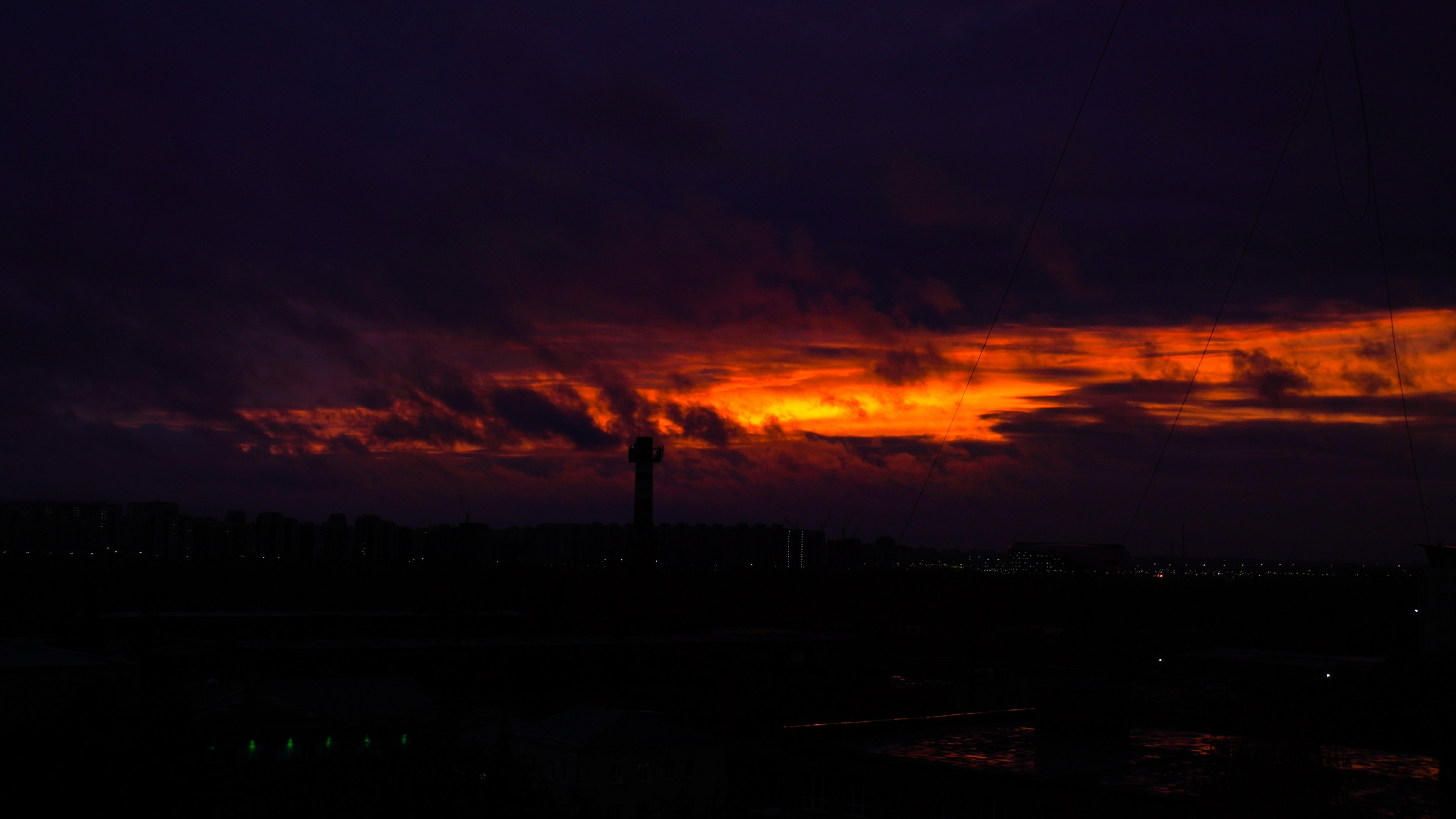 Субботний вечер в Мордоре: фотограф «НГС.Омск» сняла пугающий, но красивый омский закат