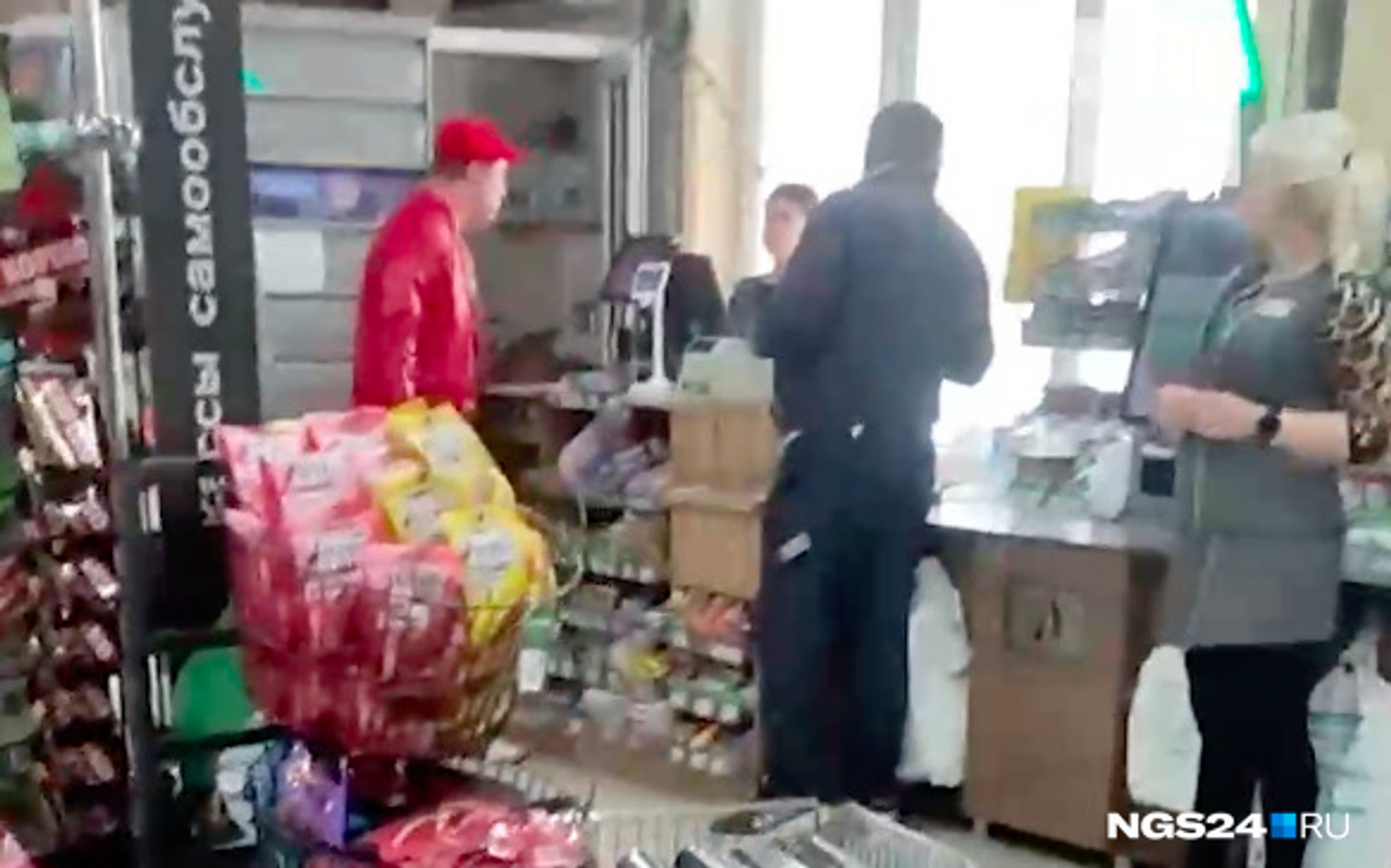 Красноярцы орали в магазине про ФСБ и называли покупателя «потенциальным террористом». Теперь на них в полиции три заявления