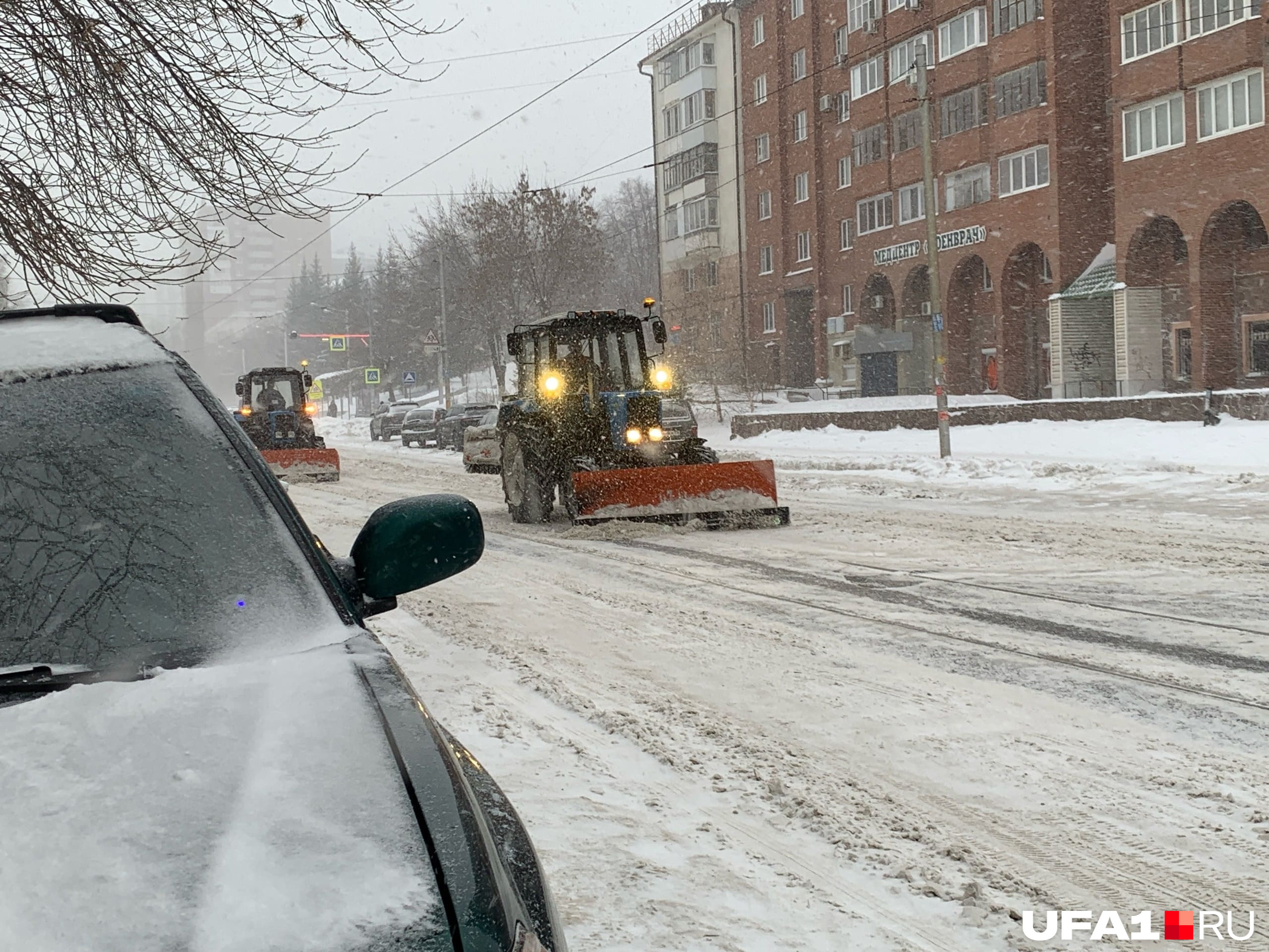 Трактора убирали снег с дорог — дочиста